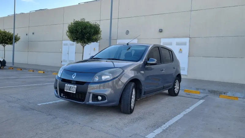 RENAULT SANDERO 2015 - Creek Motors
