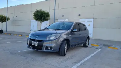RENAULT SANDERO 2015 - Creek Motors