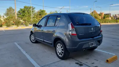 RENAULT SANDERO 2015 - Creek Motors
