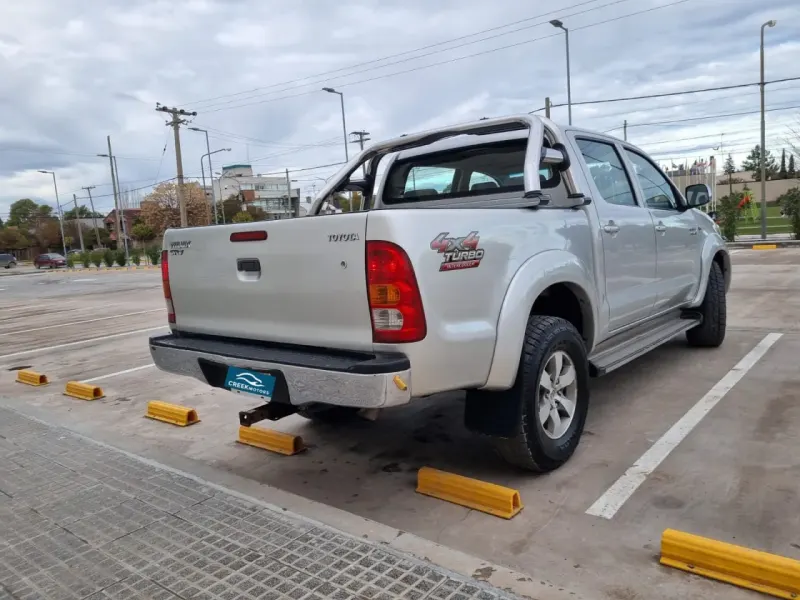 TOYOTA HILUX PICK - UP 2009 - Creek Motors